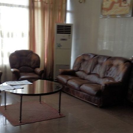 Hotel Santa Lucia Яунде Экстерьер фото