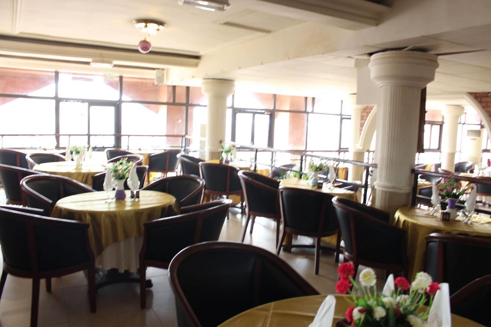 Hotel Santa Lucia Яунде Экстерьер фото