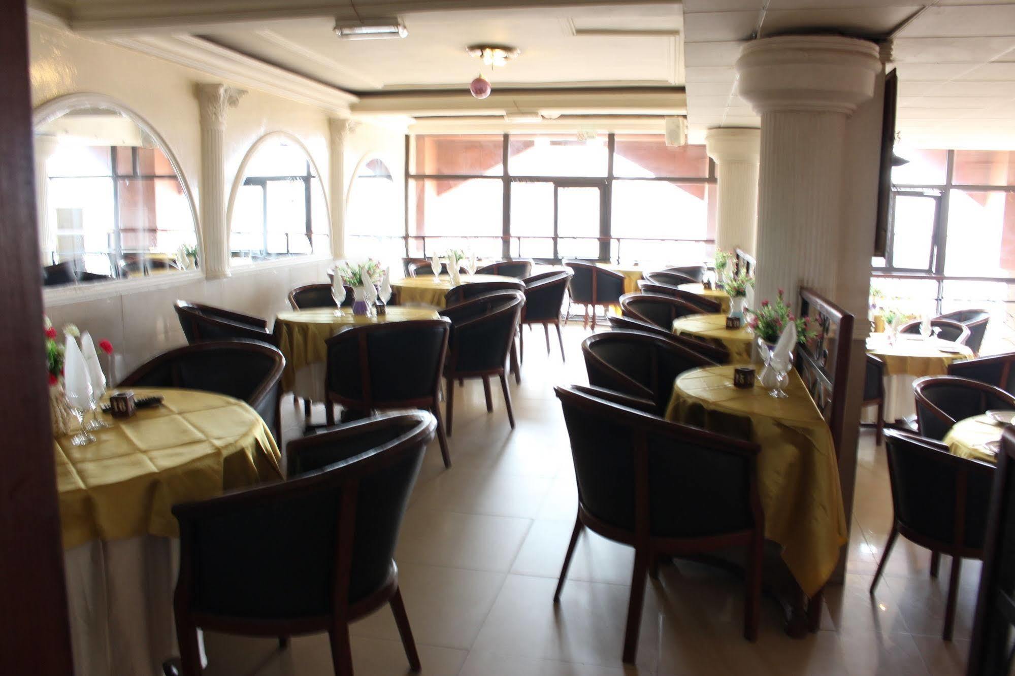 Hotel Santa Lucia Яунде Экстерьер фото