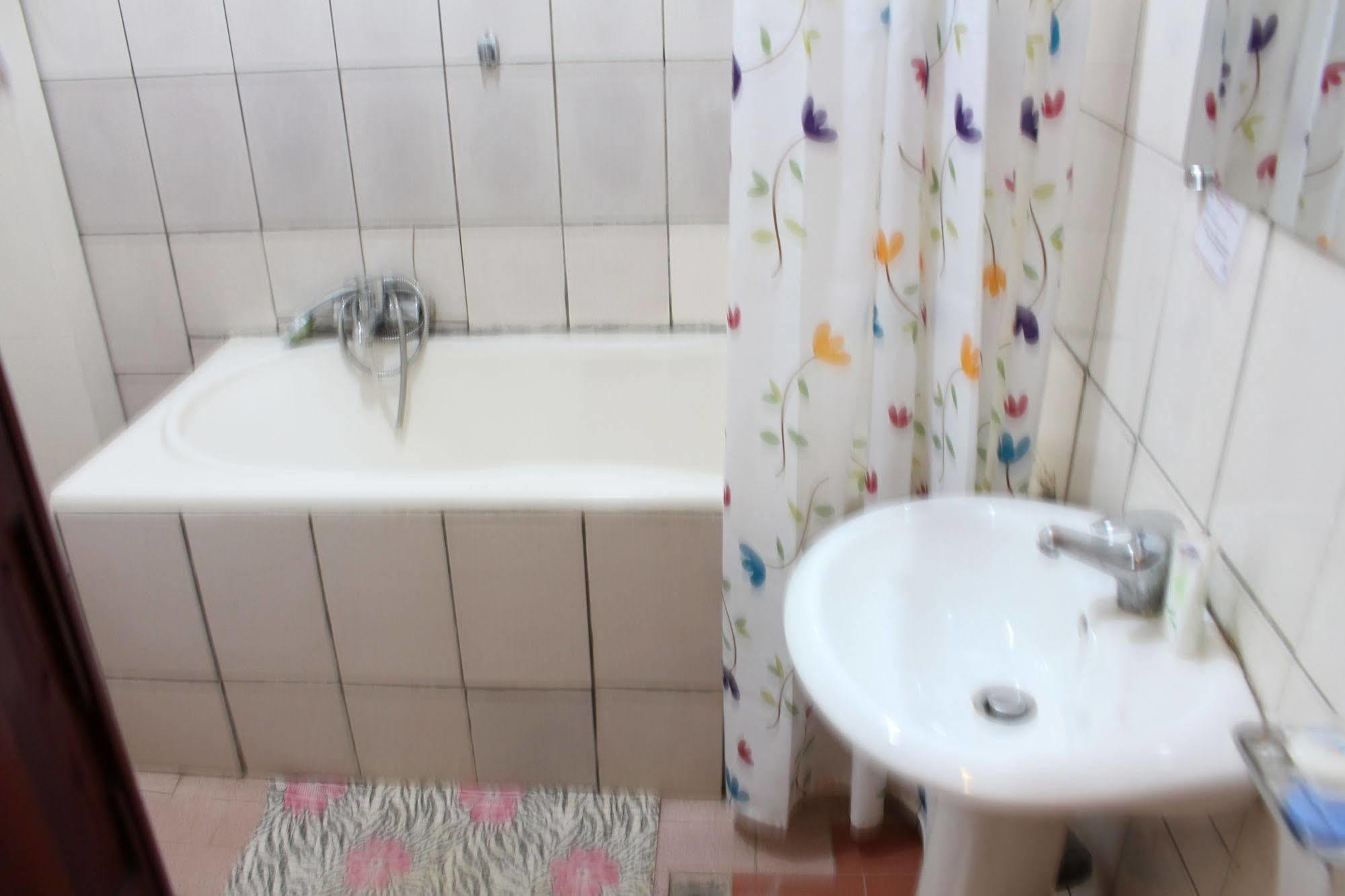 Hotel Santa Lucia Яунде Экстерьер фото