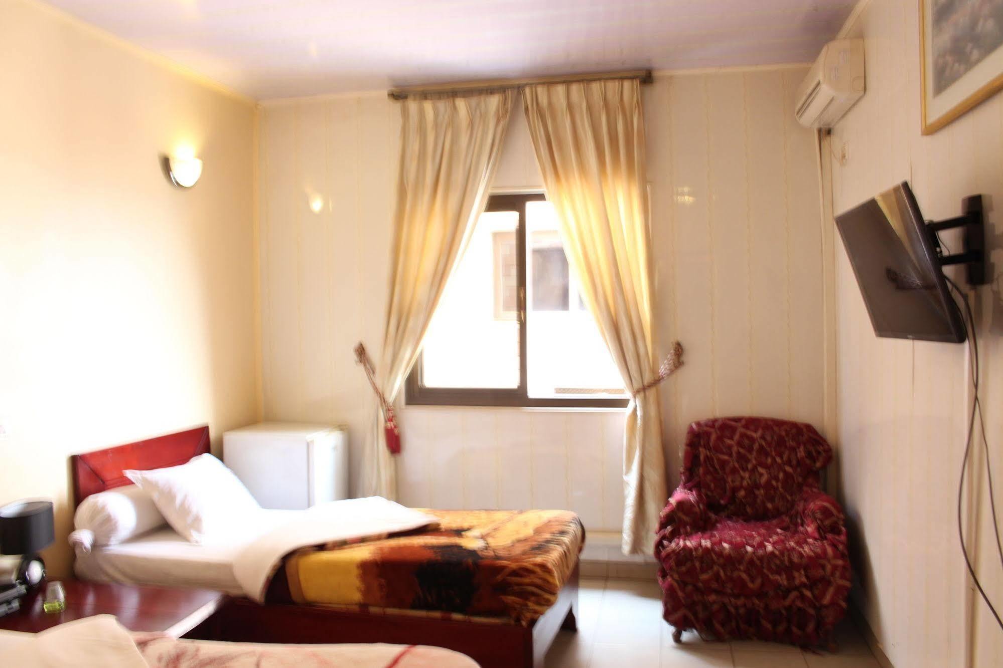 Hotel Santa Lucia Яунде Экстерьер фото