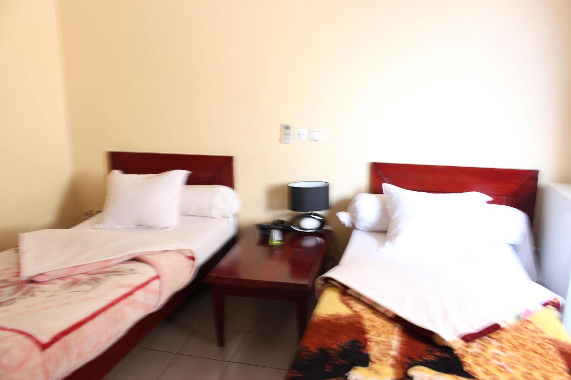 Hotel Santa Lucia Яунде Экстерьер фото