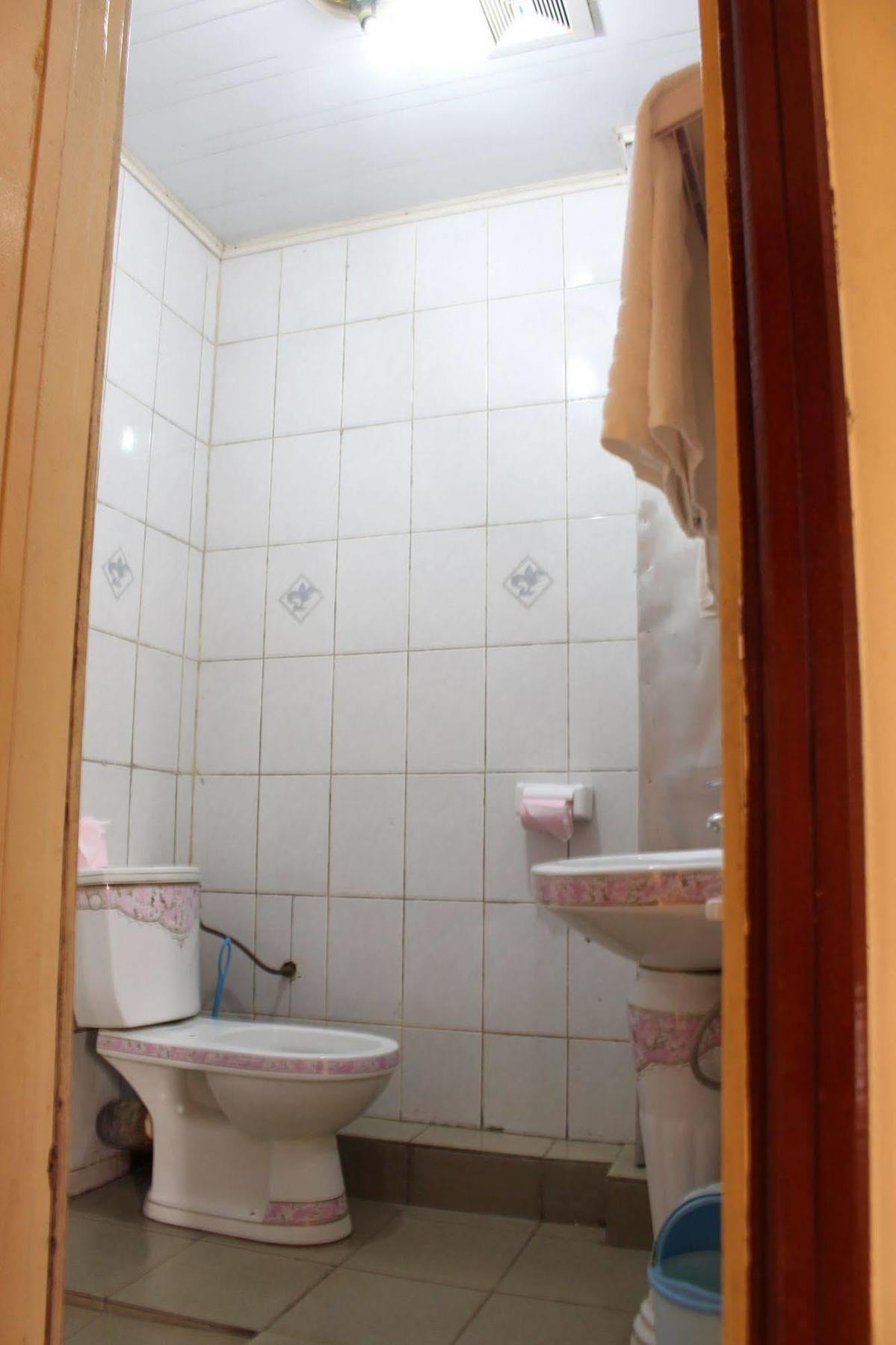 Hotel Santa Lucia Яунде Экстерьер фото